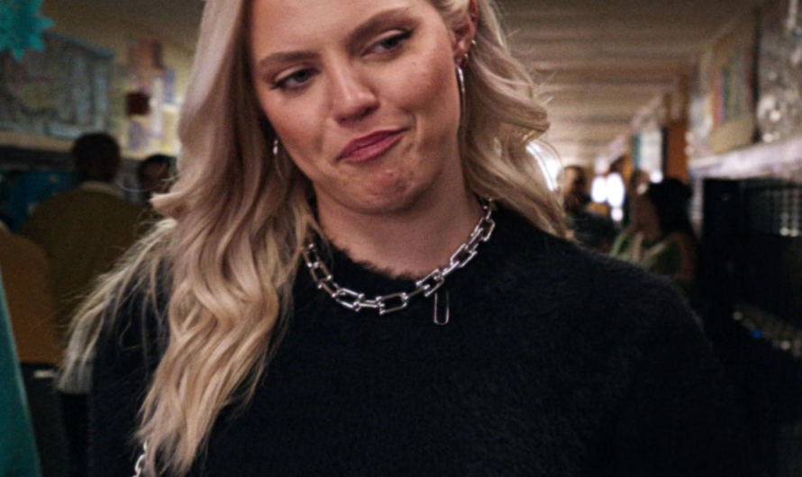 Oversized Silver Link Necklace of Reneé Rapp as Regina George