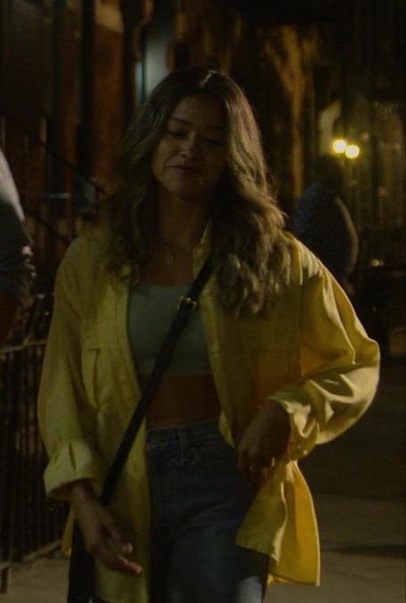 oversized yellow shirt - Gina Rodriguez (Mack) - Players (2024) Movie