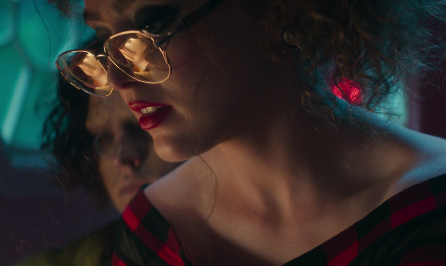 Oversized Round Clear Lens Glasses of Kathryn Newton as Lisa Swallows