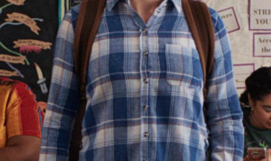 Casual Long-Sleeve Plaid Flannel Shirt for Women in Blue and White of Angourie Rice as Cady Heron