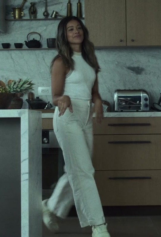 white high-waist jeans - Gina Rodriguez (Mack) - Players (2024) Movie