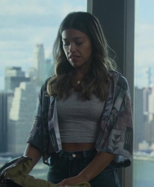geometric print crop shirt - Gina Rodriguez (Mack) - Players (2024) Movie