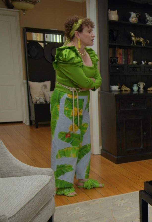 green flat sandals with fringe detail - Susie Essman (Susie Greene) - Curb Your Enthusiasm TV Show