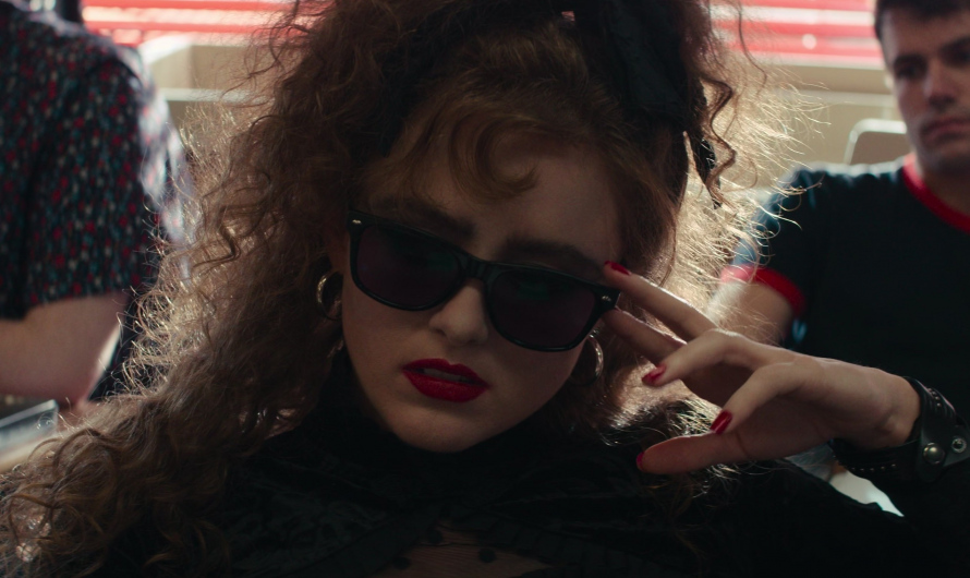 Wayfarer Frame Sunglasses of Kathryn Newton as Lisa Swallows