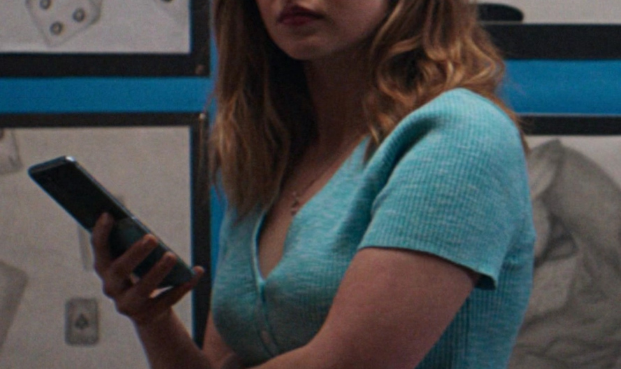 Blue Teal Short Sleeve Cropped V-Neck Cardigan Worn by Angourie Rice as Cady Heron