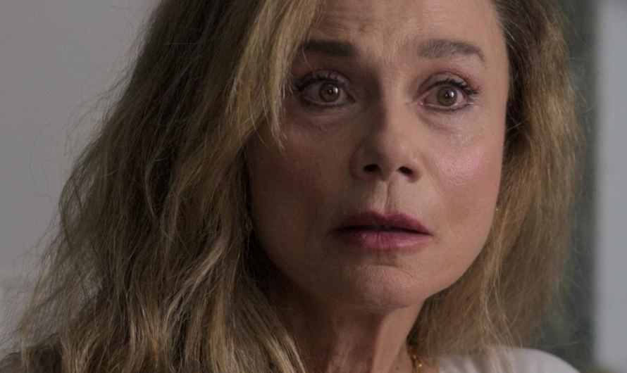 Gold Chain Link Necklace Worn by Lena Olin as Catherine Laroche