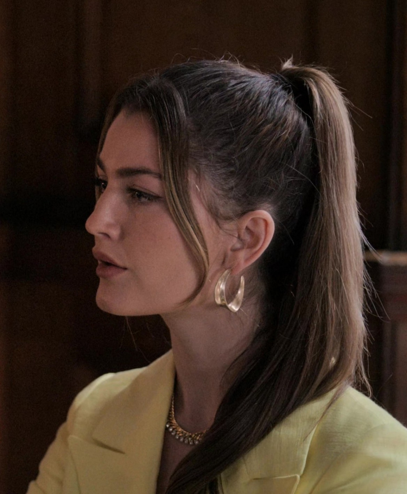 large curved ribbon gold plated hoop earring - Rachel Matthews (Suzette) - Upgraded (2024) Movie