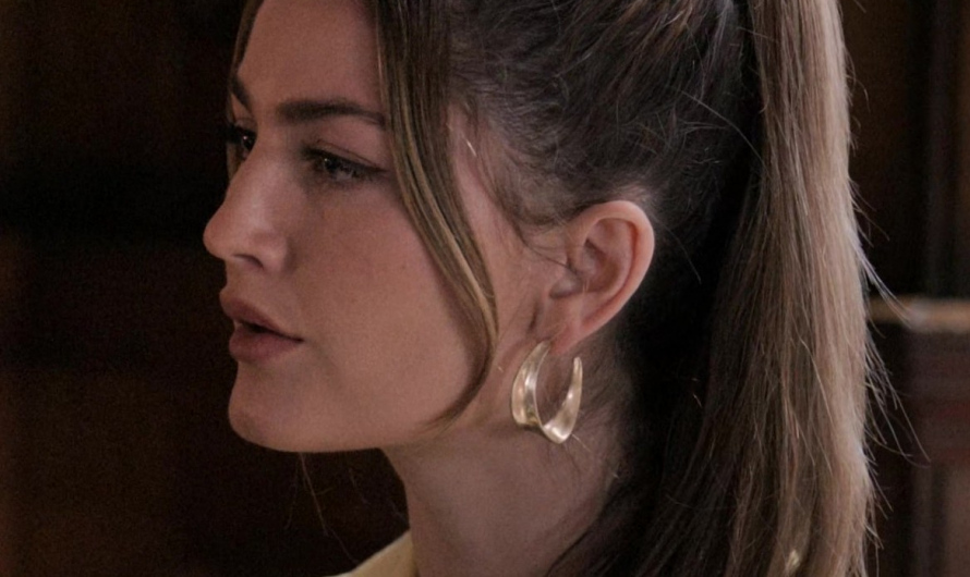 Large Curved Ribbon Gold Plated Hoop Earring Worn by Rachel Matthews as Suzette