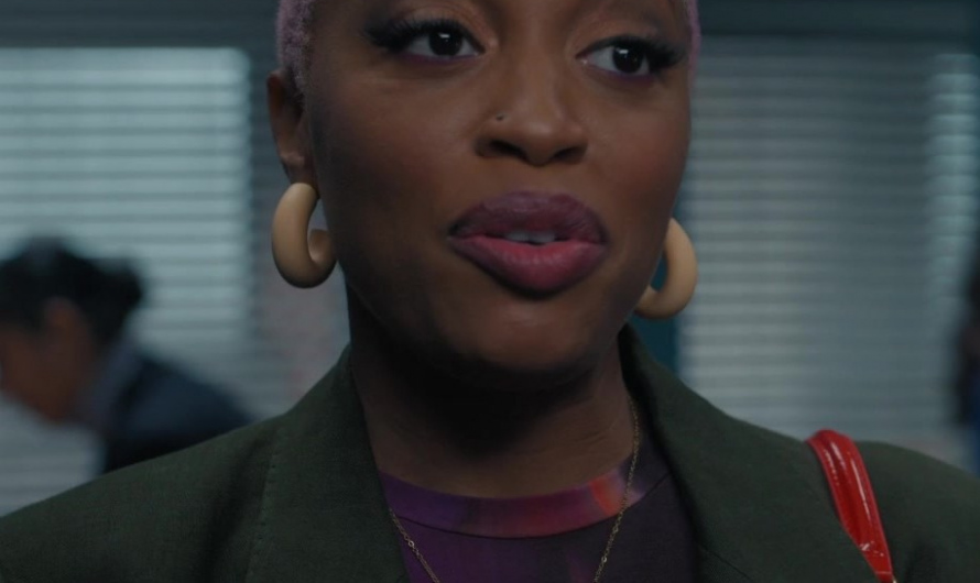 Beige Large Circle Earrings Worn by Travina Springer as Kylie