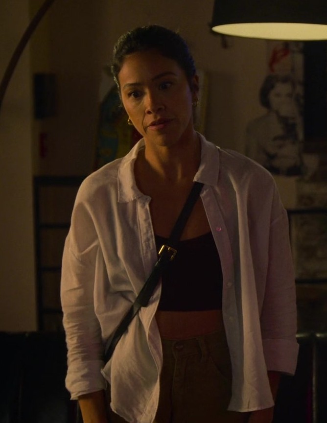 white long-sleeved velvet shirt - Gina Rodriguez (Mack) - Players (2024) Movie
