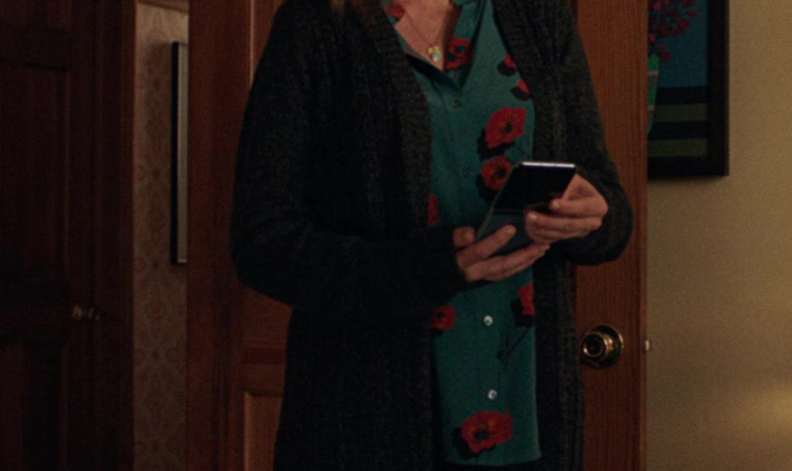 Long Knit Cardigan of Jenna Fischer as Ms. Heron