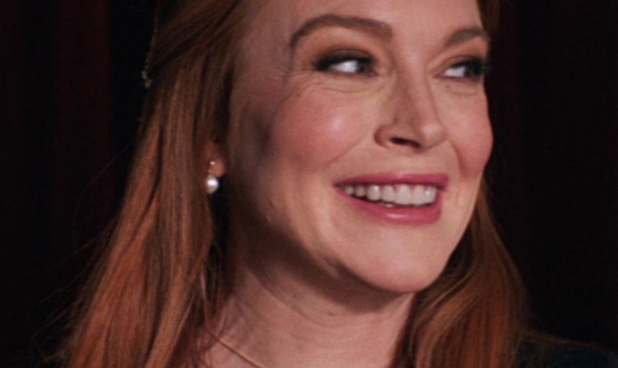 Pearl Necklace With Gold Chain Worn by Lindsay Lohan