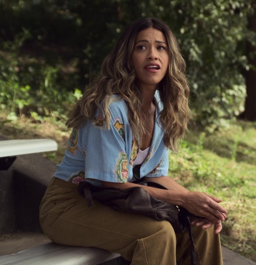 relaxed-fit olive pants - Gina Rodriguez (Mack) - Players (2024) Movie