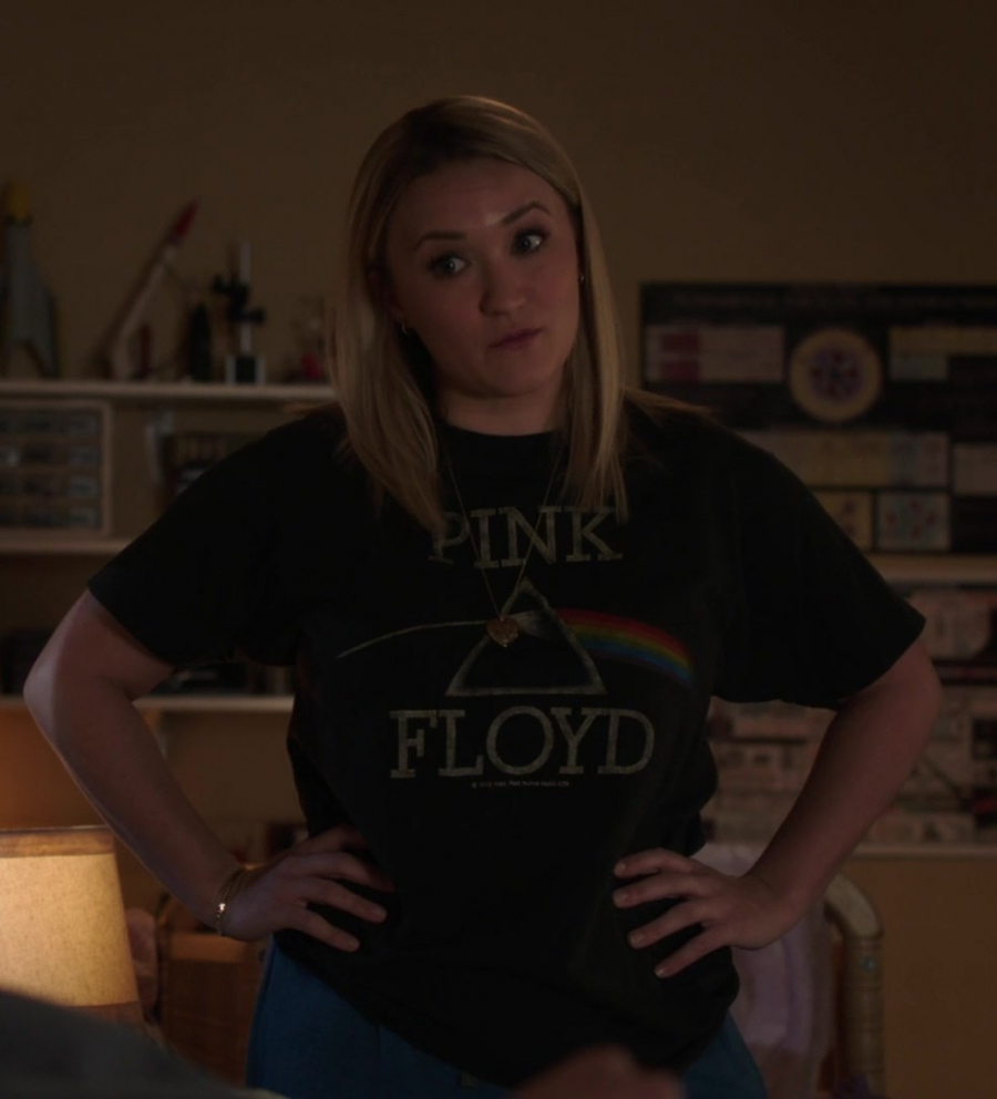 pink floyd black tee - Emily Osment (Amanda "Mandy" McAllister) - Young Sheldon TV Show
