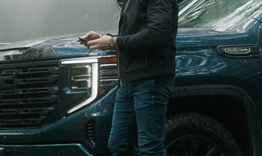 Blue Dark Wash Straight-Leg Jeans of Justin Hartley as Colter Shaw