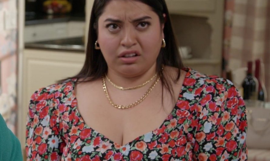 Floral Sweetheart Blouse of Keyla Monterroso Mejia as Maria Sofia