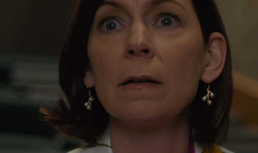 Gold Drop Earrings with Pearls of Carrie Preston as Elsbeth Tascioni