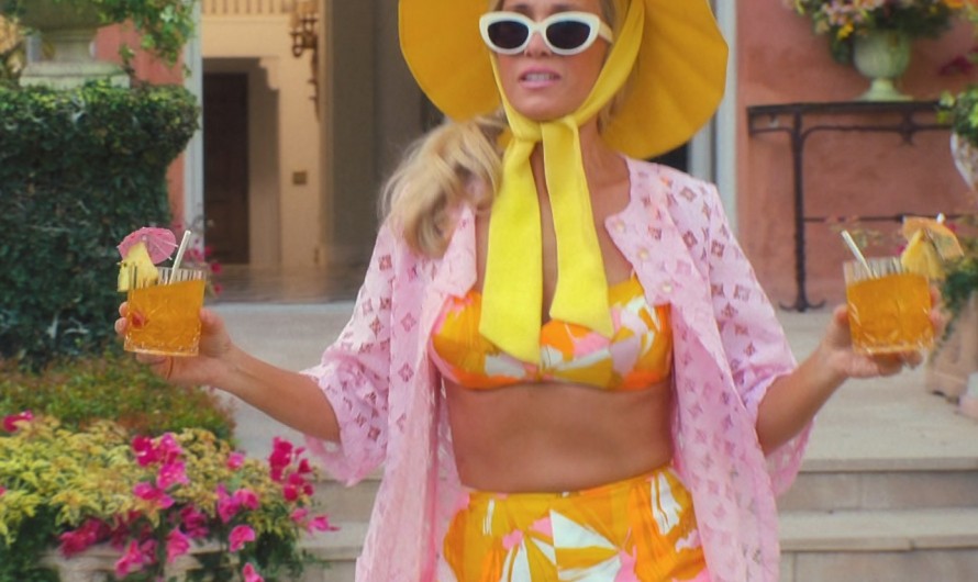 Citrus and Pink Print High-Waisted Shorts of Kristen Wiig as Maxine Simmons