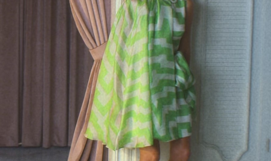 Gold Metallic Peep Toe Heels of Kristen Wiig as Maxine Simmons