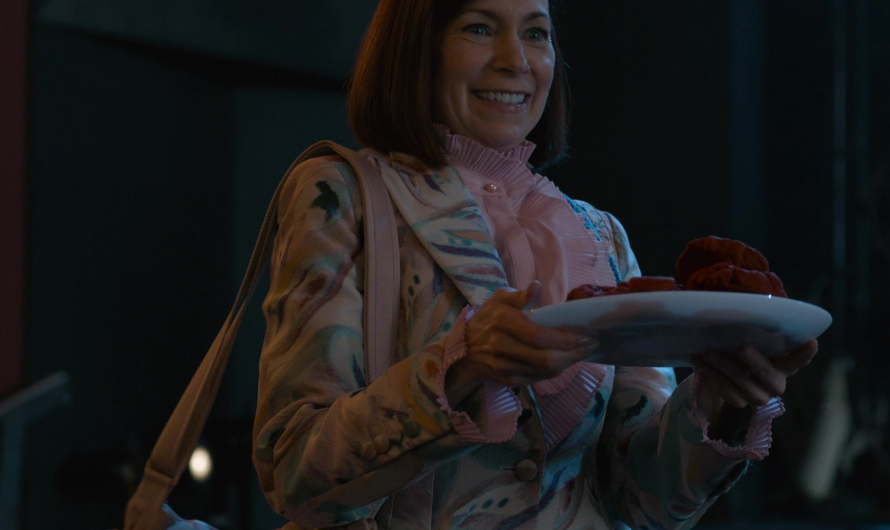 Ivory Quilted Shoulder Bag of Carrie Preston as Elsbeth Tascioni