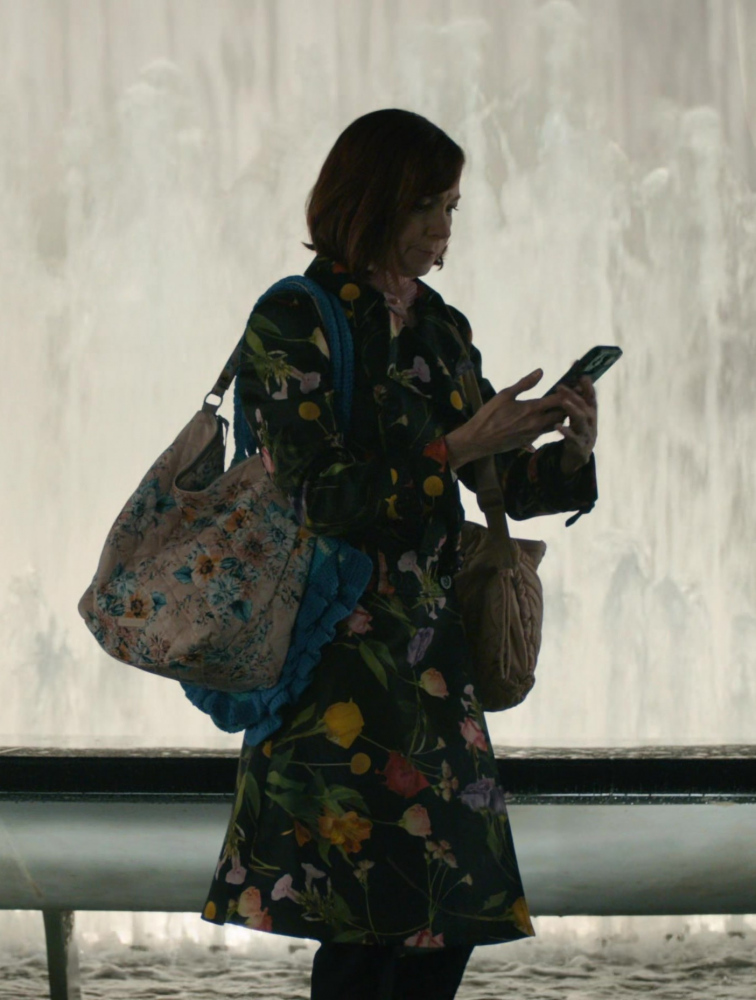 Floral Print Quilted Shoulder Bag of Carrie Preston as Elsbeth Tascioni
