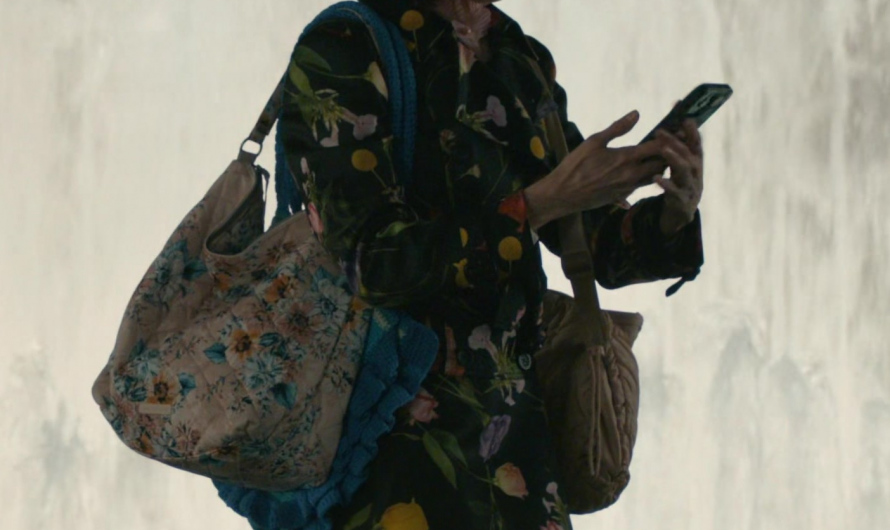 Floral Print Quilted Shoulder Bag of Carrie Preston as Elsbeth Tascioni