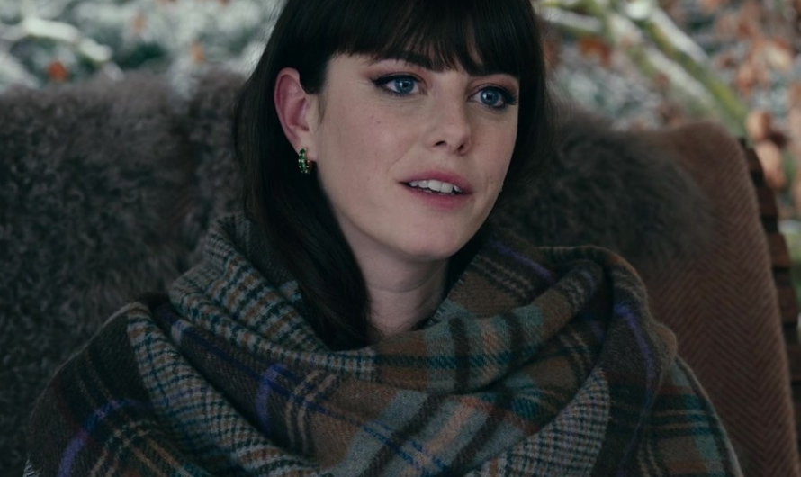 Cozy Plaid Wool Wrap Scarf of Kaya Scodelario as Susie Glass