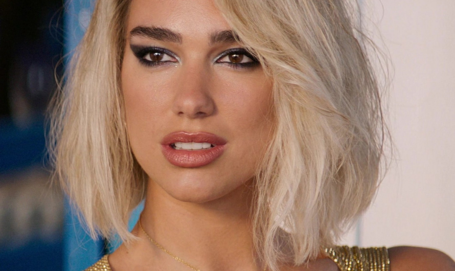 Gold Geometric Bar Necklace of Dua Lipa as LaGrange
