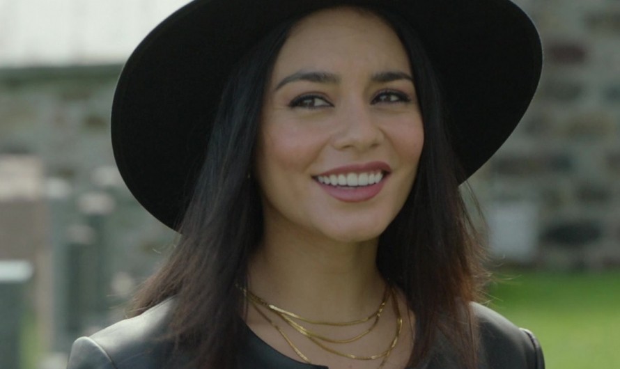 Gold Snake Chain Necklace Worn by Vanessa Hudgens as Ruby Collins
