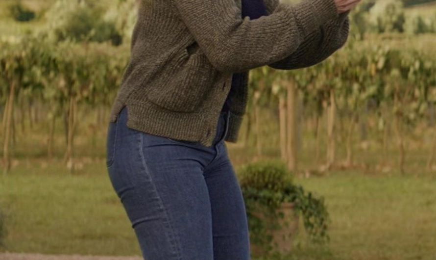 Blue Wide-Leg Jeans of Bryce Dallas Howard as Elly Conway / Rachel Kylle