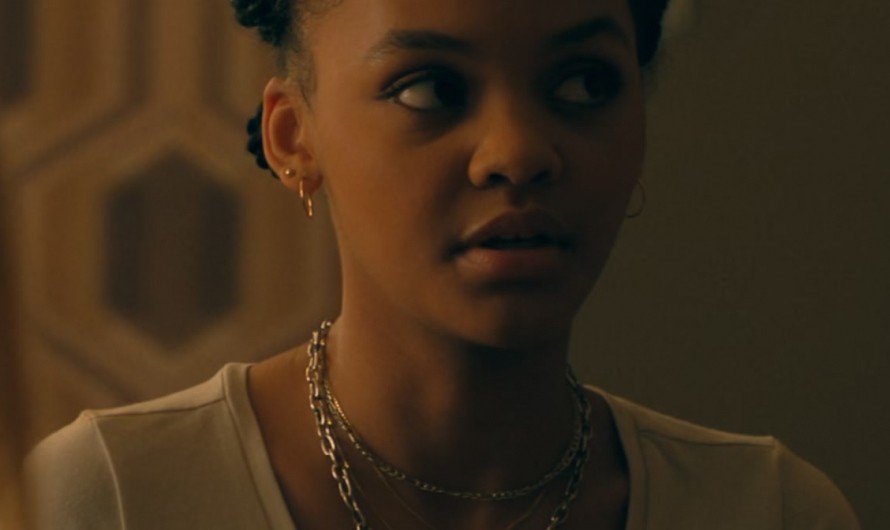 Silver Link Chain Necklace of Celeste O’Connor as Mattie Franklin
