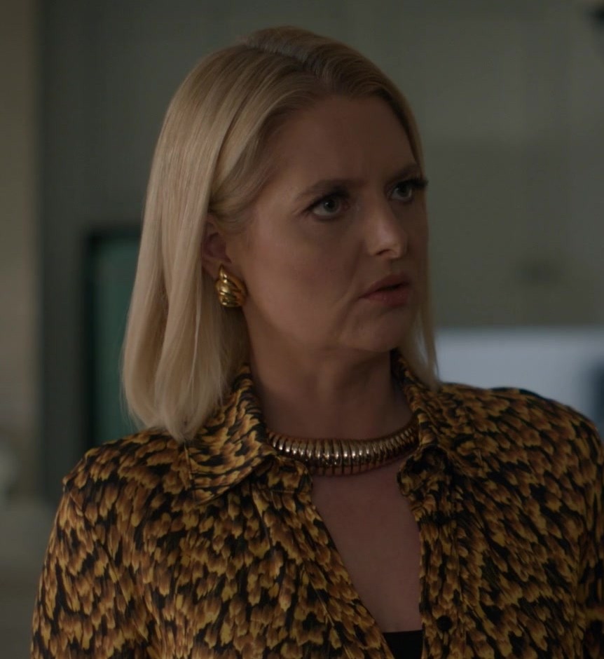 Chunky Gold-Tone Choker Necklace Worn by Lauren Ash as Lexi
