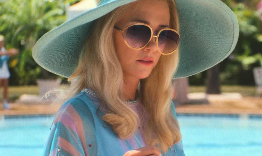 Oversized Gold Frame Sunglasses of Kristen Wiig as Maxine Simmons