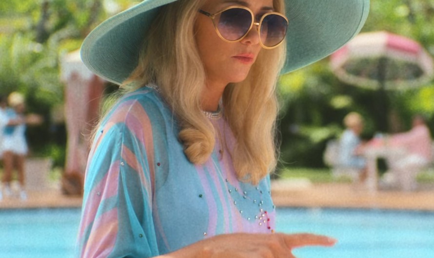 Pastel Blue Wide-Brimmed Open-Crown Straw Visor Hat Worn by Kristen Wiig as Maxine Simmons