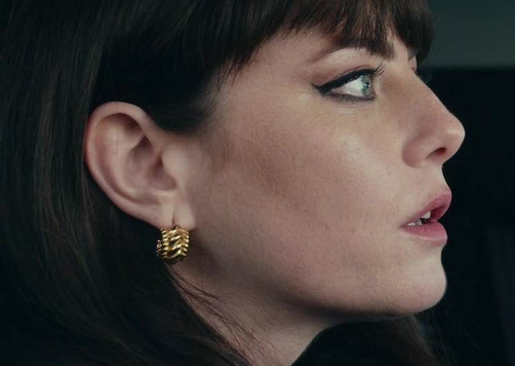 Gold Ribbed Knot Stud Earrings of Kaya Scodelario as Susie Glass