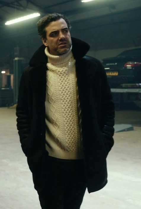 White Knit Turtleneck Sweater of Daniel Ings as Freddy Horniman