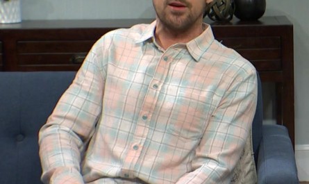 #1074 – Saturday Night Live Season 49 Episode 17 (Timestamp – 00h 17m 53s)