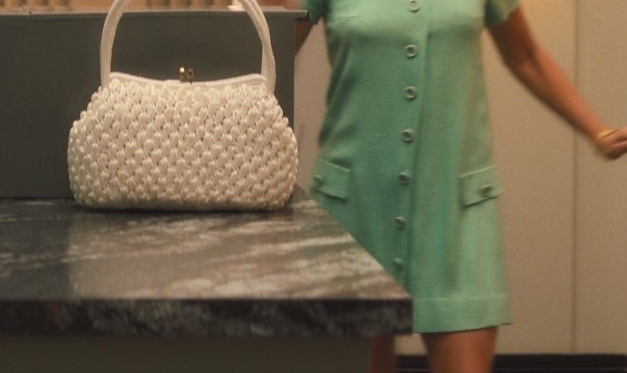 Pearl White Woven Handbag of Kristen Wiig as Maxine Simmons