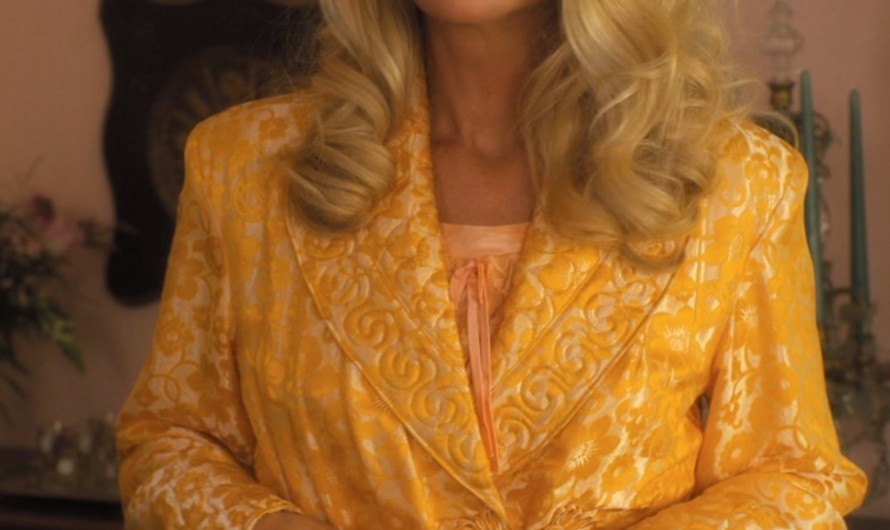 Luxurious Orange Floral Pattern Kimono Robe of Kristen Wiig as Maxine Simmons