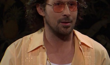 #1572 – Saturday Night Live Season 49 Episode 17 (Timestamp – 00h 26m 11s)