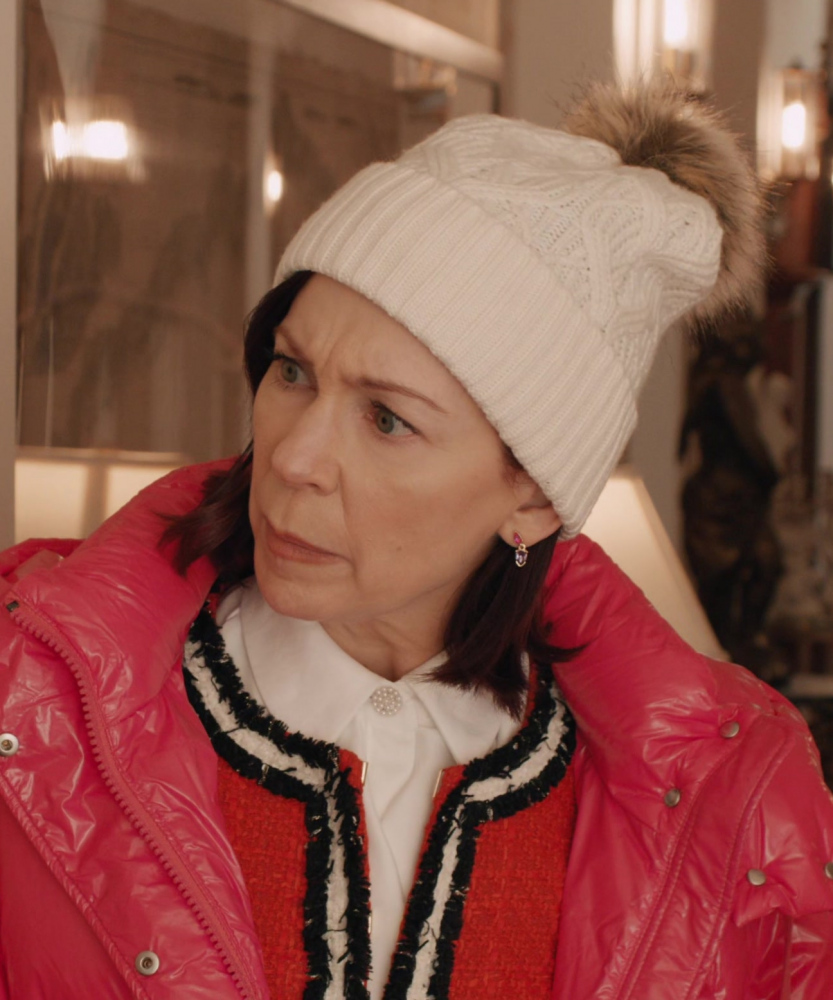 Winter White Cable Knit Beanie with Fluffy Pom-Pom of Carrie Preston as Elsbeth Tascioni
