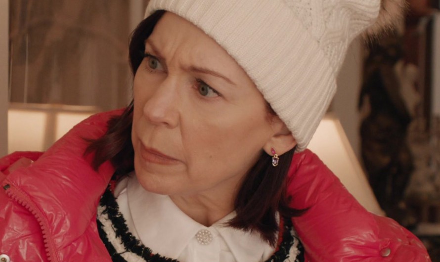 Winter White Cable Knit Beanie with Fluffy Pom-Pom of Carrie Preston as Elsbeth Tascioni