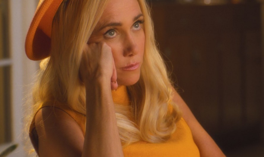 Elegant Orange Hat of Kristen Wiig as Maxine Simmons