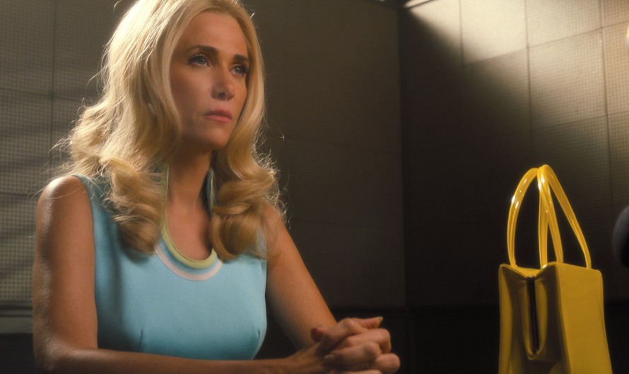 Bright Yellow Patent Leather Handbag of Kristen Wiig as Maxine Simmons