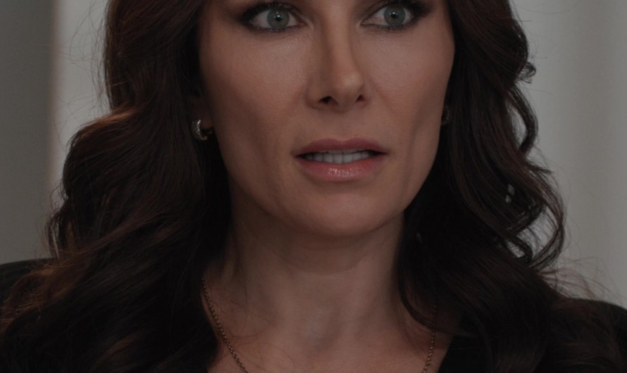 Gold Diamond Drop Necklace of Laura Benanti as Nadine Clay