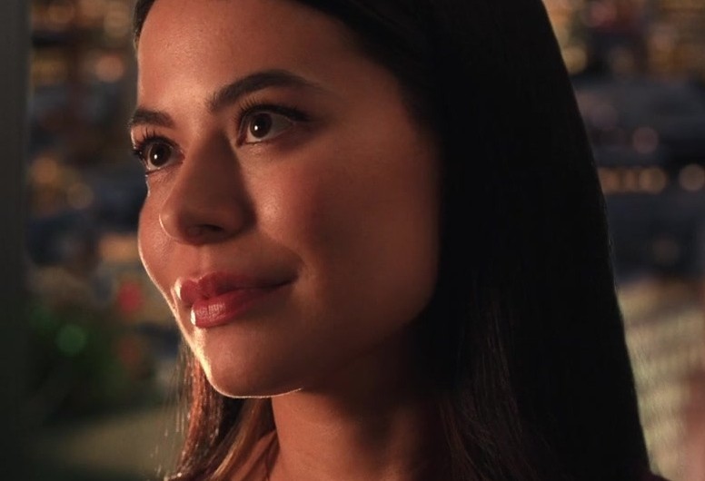 Gold Chain Necklace with Single Gem Pendant of Miranda Cosgrove as Emma