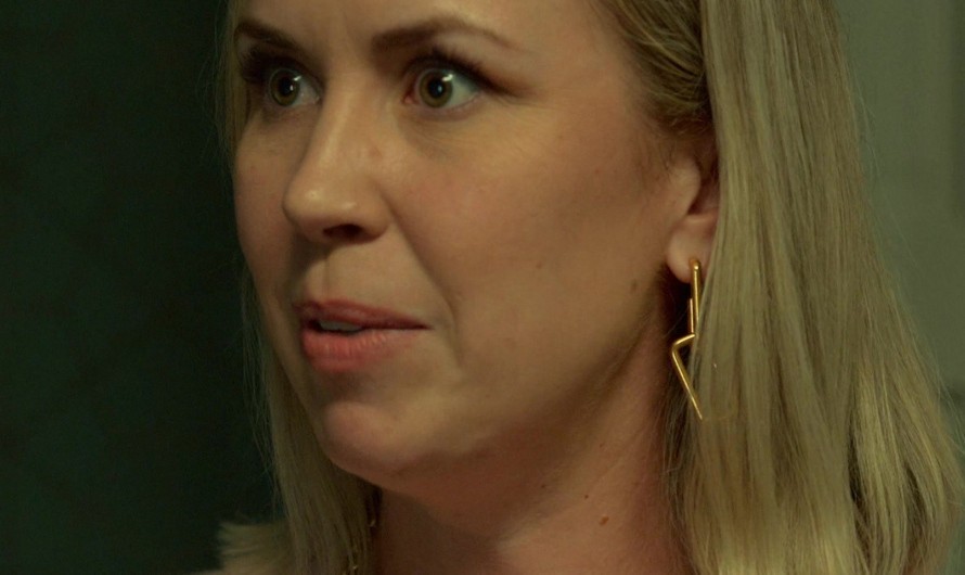Gold Chain Necklace of Siobhan Murphy as Pregnant Stacy