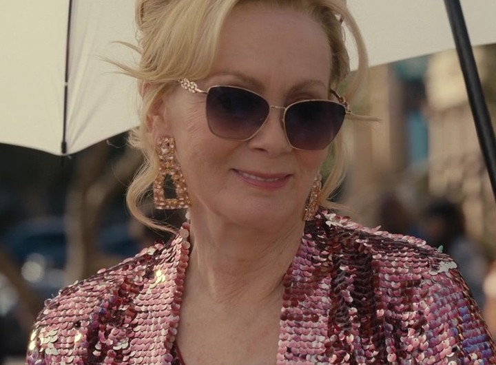 Chic Oversized Designer Sunglasses with Elegant Frames of Jean Smart as Deborah Vance
