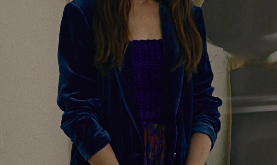 Blue Velvet Blazer of Anne Hathaway as Solène
