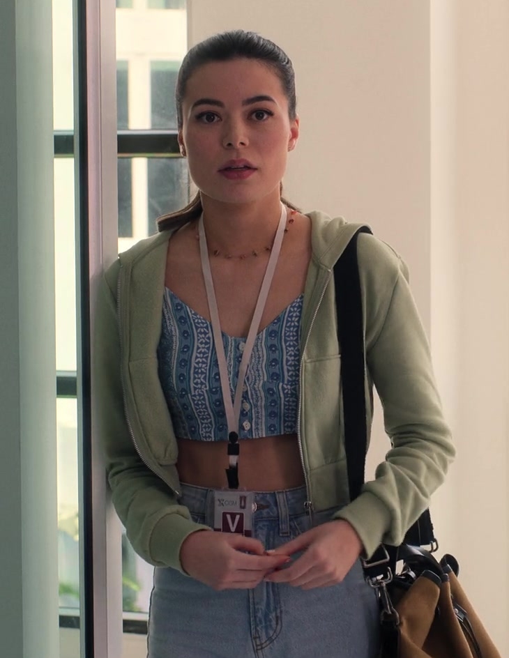 green cropped hoodie - Miranda Cosgrove (Emma) - Mother of the Bride (2024) Movie